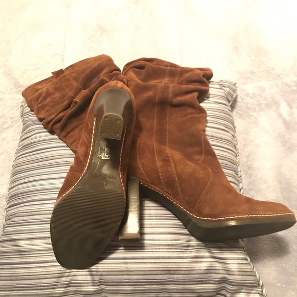 Via Spiga chocolate brown scrunchy suede boots made in Italy. 3.5” heel. SZ 7 - Picture 4 of 4